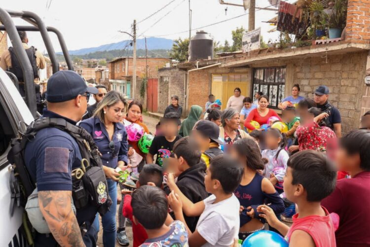 Seguridad Pública lleva alegría a las Colonias de Pátzcuaro