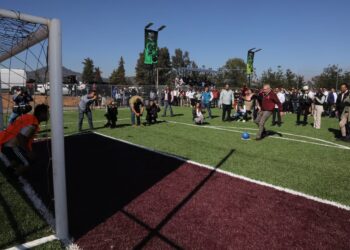 Fútbol para la paz; Bedolla inaugura cancha en Pátzcuaro