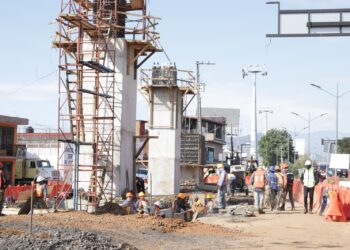 Avanza construcción del teleférico de Uruapan; Bedolla supervisa obra
