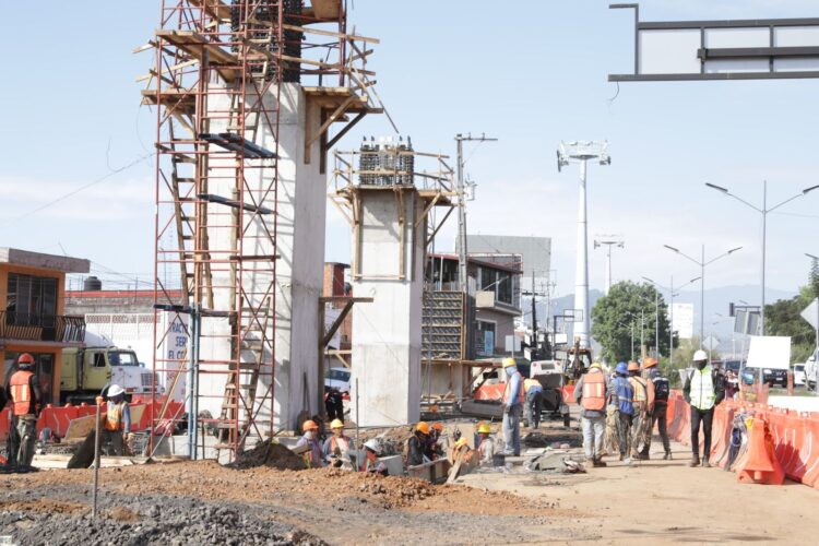 Avanza construcción del teleférico de Uruapan; Bedolla supervisa obra