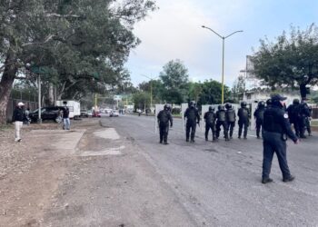 Tras bloqueo vial y dispersión de manifestación en Uruapan, un elemento municipal lesionado: SSP