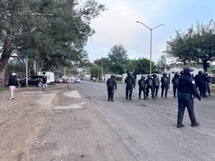 Tras bloqueo vial y dispersión de manifestación en Uruapan, un elemento municipal lesionado: SSP