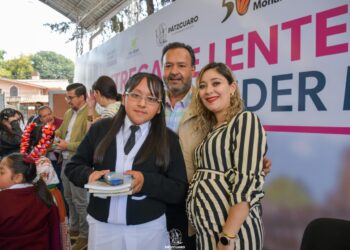 Entregan edil y SEE 2,400 lentes a estudiantes de Pátzcuaro