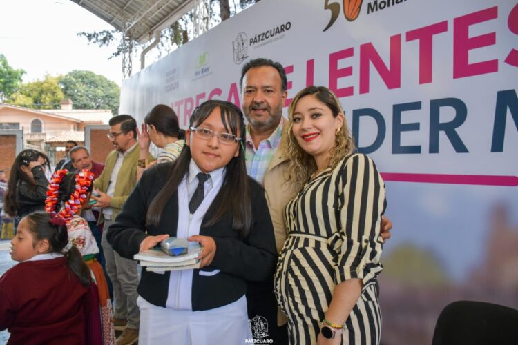 Entregan edil y SEE 2,400 lentes a estudiantes de Pátzcuaro
