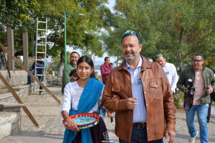 Inaugura Julio Arreola en Janitzio Feria de la Salud para la Mujer Indígena