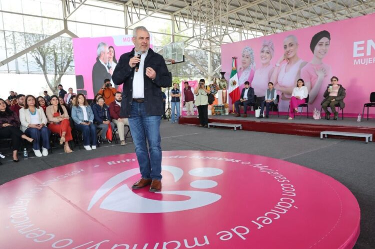 Garantiza Bedolla apoyos económicos a mujeres con cáncer