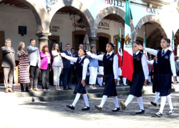 Encabeza Julio Arreola acto cívivo por Día de la Bandera