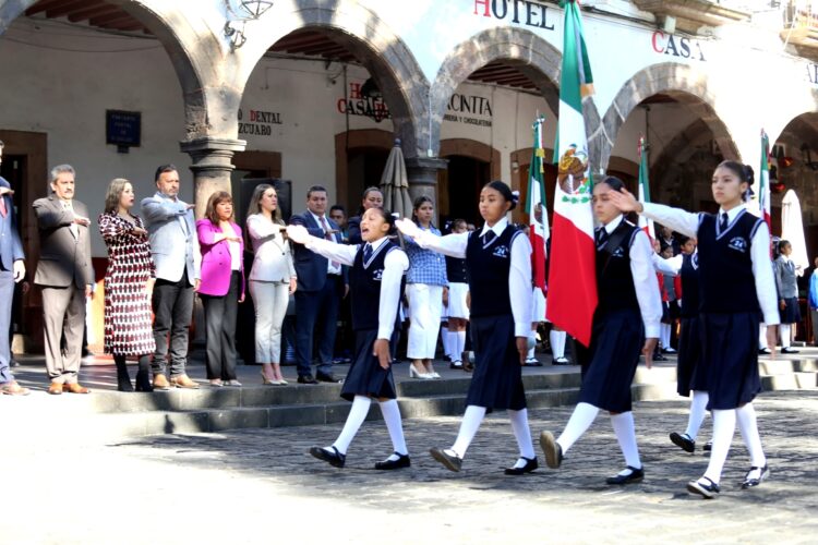 Encabeza Julio Arreola acto cívivo por Día de la Bandera
