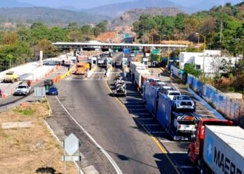 Bloquean autopistas integrantes del CNTE Michoacán