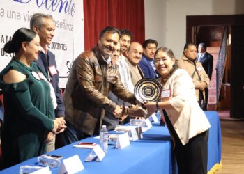 Homenajea Julio Arreola trayectoria docente en Pátzcuaro