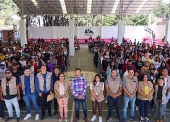 Se compromete Julio Arreola con la juventud; les entrega 480 tarjetas en Pátzcuaro