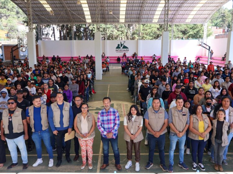 Se compromete Julio Arreola con la juventud; les entrega 480 tarjetas en Pátzcuaro