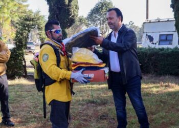 Entrega Julio Arreola equipo a brigada contra incendios forestales en Pátzcuaro