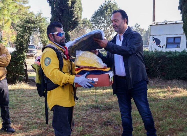 Entrega Julio Arreola equipo a brigada contra incendios forestales en Pátzcuaro