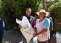 Entrega Julio Arreola fertilizante a los agroproductores de Condémbaro