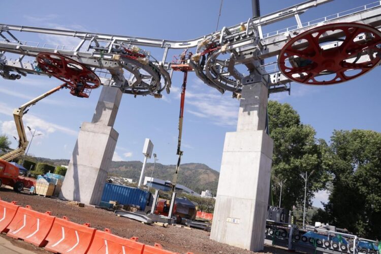 Bedolla y Doppelmayr revisan avances del teleférico de Uruapan