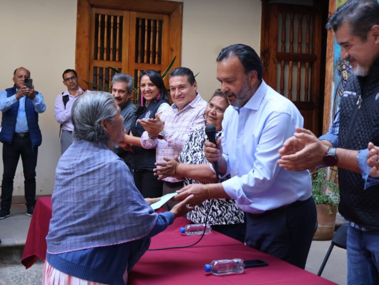 Fortalece edil Julio Arreola lazos familiares con visas Peces Blancos de Pátzcuaro