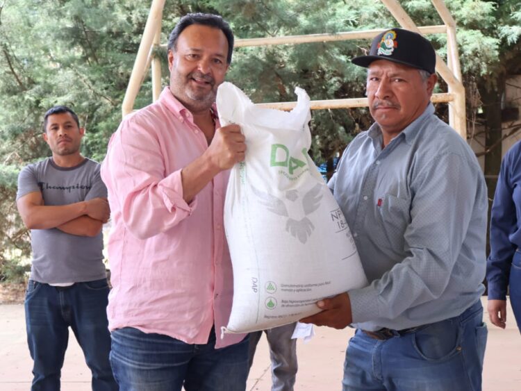 Fortalece Julio Arreola campo patzcuarense con fertilizante municipalizado