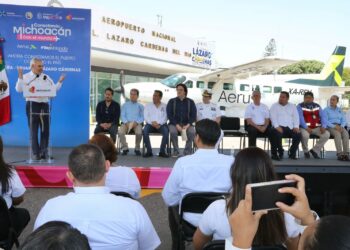 Con Aerus regresan vuelos comerciales de LC a CDMX: Bedolla