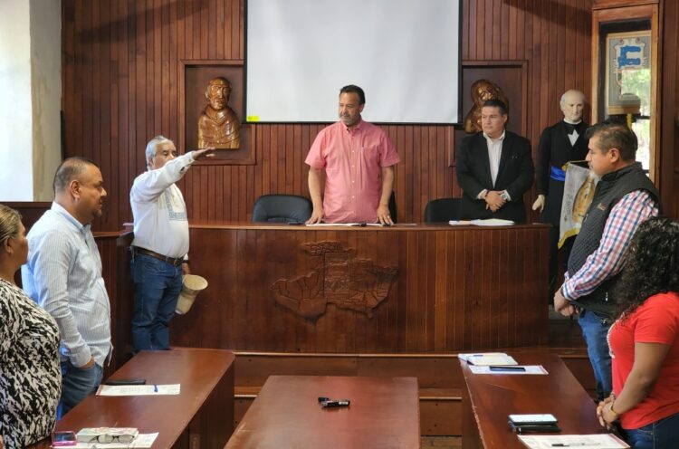 Julio Arreola toma protesta a nuevo Director de Asuntos Indígenas en Pátzcuaro