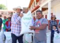 Cumple Julio Arreola con el campo; entrega fertilizantes en Huiramangaro