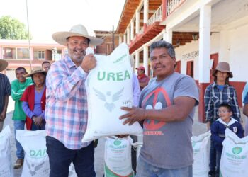 Cumple Julio Arreola con el campo; entrega fertilizantes en Huiramangaro