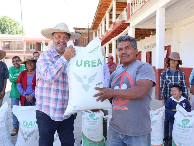 Cumple Julio Arreola con el campo; entrega fertilizantes en Huiramangaro