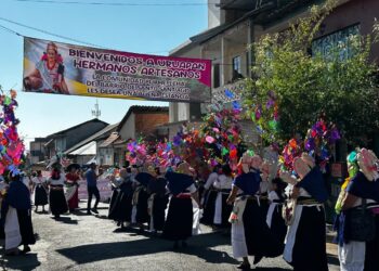Artesanías, cultura, música y danza, en Tianguis de Domingo de Ramos en Uruapan