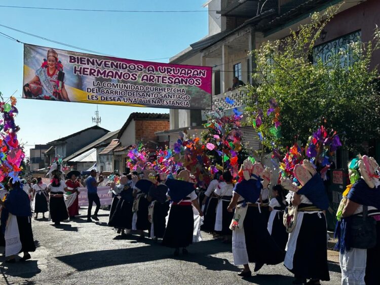 Artesanías, cultura, música y danza, en Tianguis de Domingo de Ramos en Uruapan