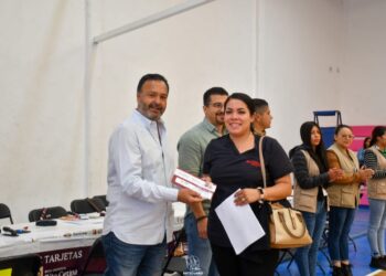 Julio Arreola refrenda compromiso con la educación con entrega de becas Rita Cetina en Pátzcuaro