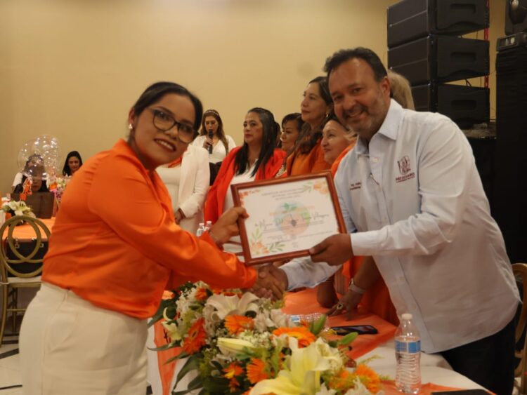 Reconoce edil Julio Arreola compromiso y entrega de educadoras patzcuarenses