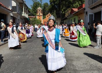 Inicia Tianguis Artesanal de Domingo de Ramos con tradicional desfile en Uruapan