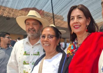 Reconoce Julio Arreola artesanos de Pátzcuaro en Tianguis Artesanal de Uruapan