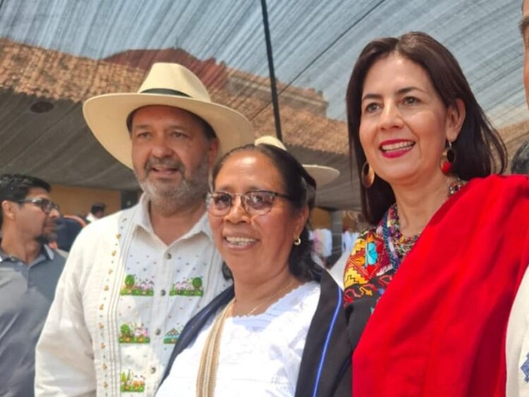 Reconoce Julio Arreola artesanos de Pátzcuaro en Tianguis Artesanal de Uruapan