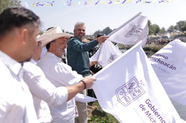 Da Julio Arreola banderazo de salida a la Regata Nacional de Canotaje en Urandén