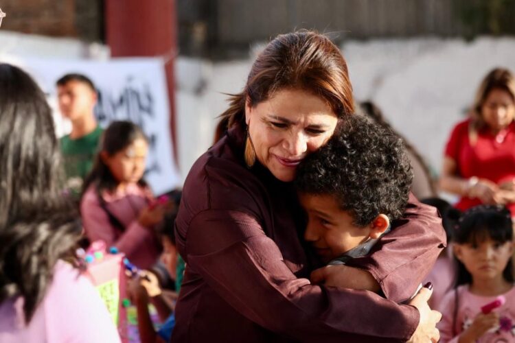 Fabiola Alanís festejó a niñas y niños de Jesús del Monte
