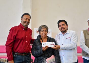 Refrenda Julio Arreola su compromiso con el bienestar de adultos mayores en Pátzcuaro