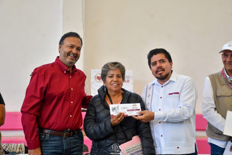 Refrenda Julio Arreola su compromiso con el bienestar de adultos mayores en Pátzcuaro