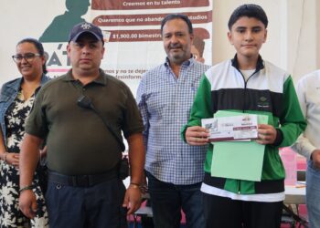 Celebra Julio Arreola becas Benito Juárez para estudiantes de nivel medio superior en Pátzcuaro