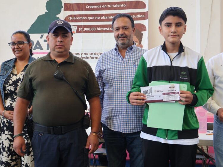 Celebra Julio Arreola becas Benito Juárez para estudiantes de nivel medio superior en Pátzcuaro