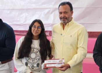 Julio Arreola encabeza entrega de becas Benito Juárez a jóvenes de Pátzcuaro