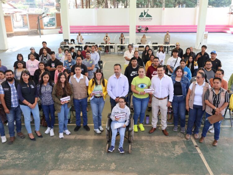 Apoya Julio Arreola entrega de becas “Jóvenes Escribiendo el Futuro” en Pátzcuaro