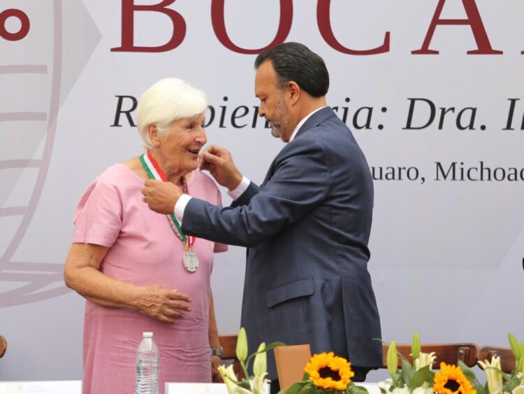 Entrega Julio Arreola Presea Gertrudis Bocanegra a Dra. Ilse Brunner