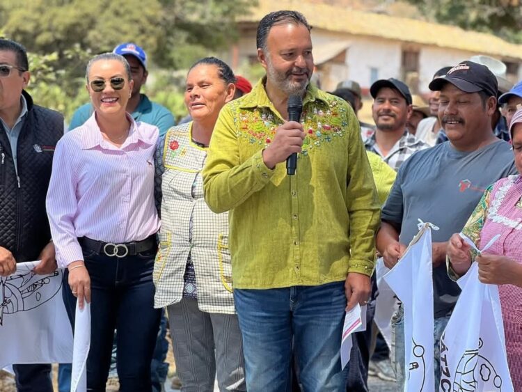 Inicia Julio Arreola obra de agua potable en Ex Hacienda de Charahuén
