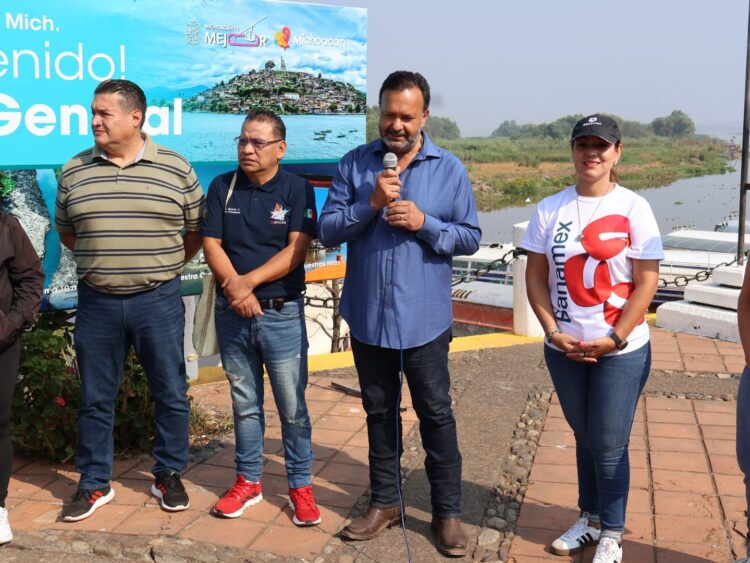 Inicia Julio Arreola campaña de limpieza en Janitzio por Día Mundial del Reciclaje