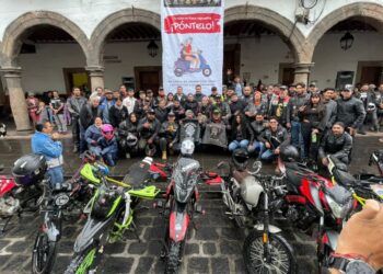 Promueve edil Julio Arreola uso de casco, para salvar vidas, en rodada con motociclistas