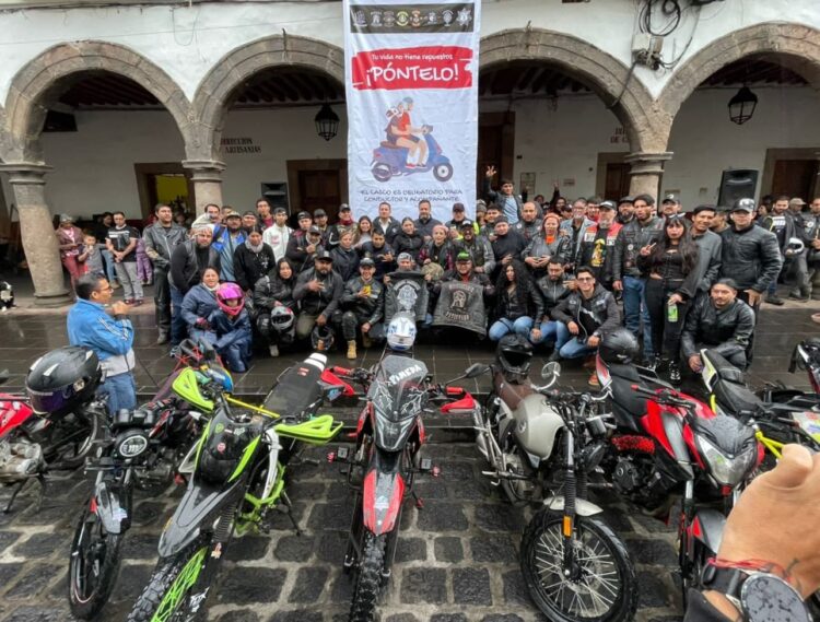 Promueve edil Julio Arreola uso de casco, para salvar vidas, en rodada con motociclistas