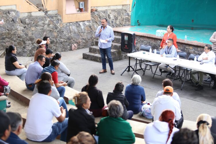 Escucha y atiende Julio Arreola necesidades de vecinos de Vista del Lago
