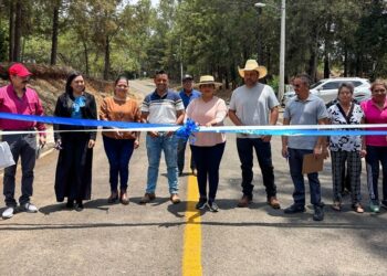 Inaugura Alma Mireya mantenimiento de vialidades en Atzimbo