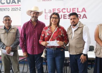 Acompaña Julio Arreola entrega de tarjetas del programa La Escuela es Nuestra, en Pátzcuaro